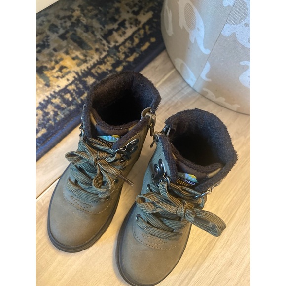 Exploring Essential boots - Picture 2 of 5